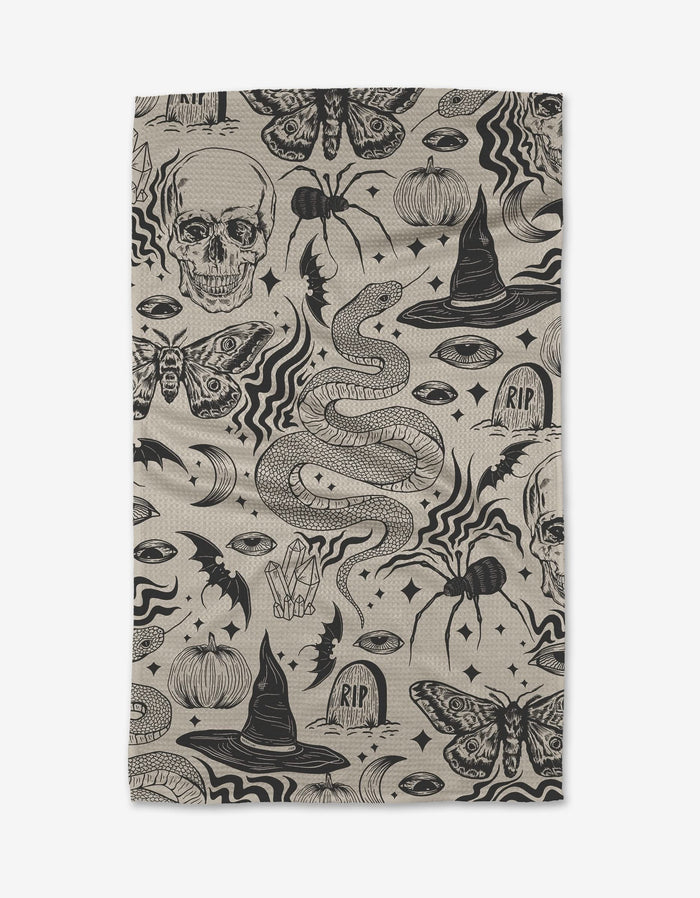 The GEOMETRY Halloween Collage tea towel, made from recycled materials, features a black Halloween-themed design. Quick-drying and festive, it’s perfect for adding spooky charm to your kitchen this season.